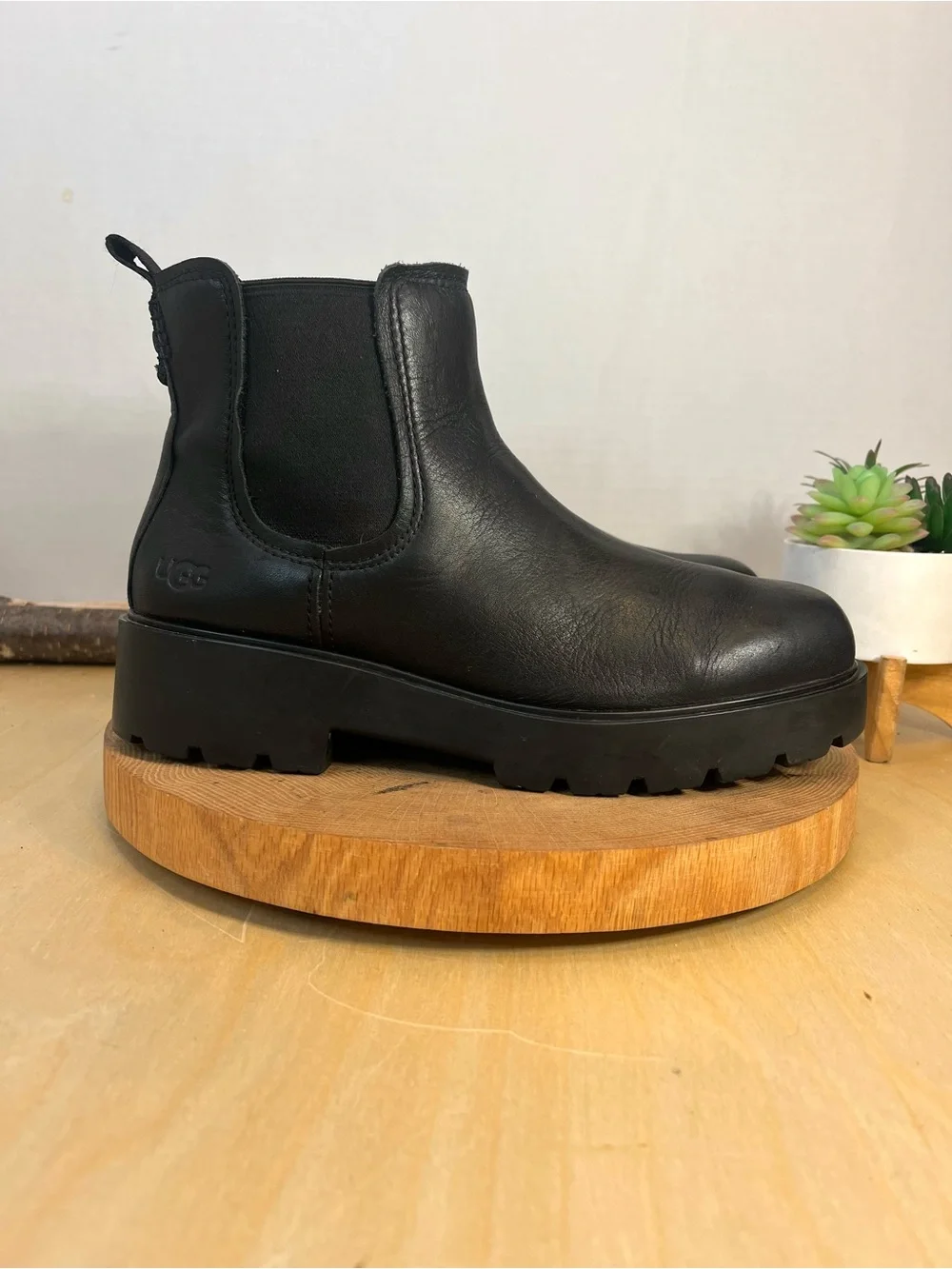 UGG Markstrum Black Leather Chelsea Lug Boot Size 10